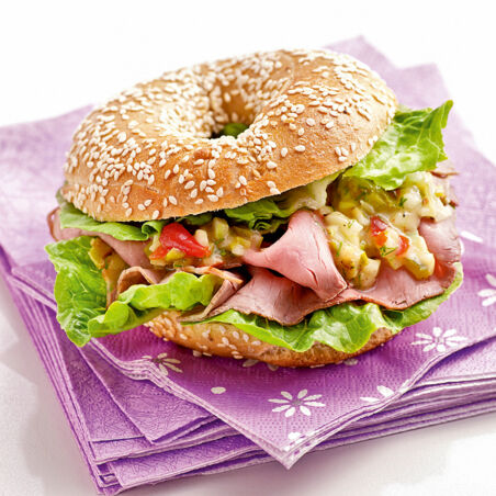 Roastbeef-Bagel mit Gurkenrelish Roastbeef-Bagel mit Gurkenrelish
