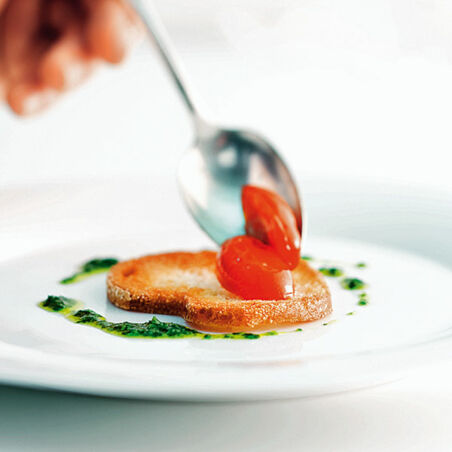 Caprese-Türmchen mit Crostini-Chips Caprese-Türmchen mit Crostini-Chips