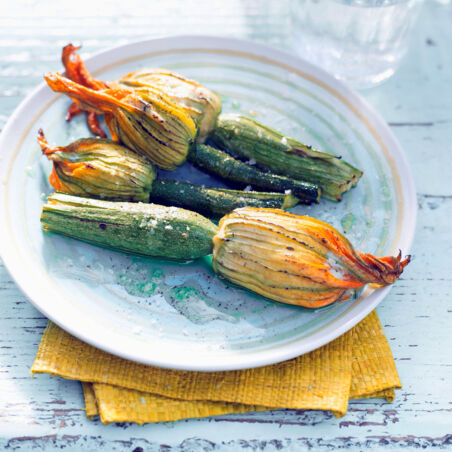Gefüllte Zucchiniblüten mit Ricotta und Parmesan Gefüllte Zucchiniblüten mit Ricotta und Parmesan