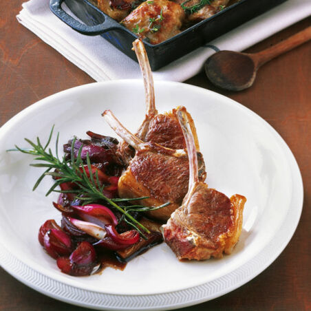 Lammkoteletts mit Balsamico-Zwiebeln Lammkoteletts mit Balsamico-Zwiebeln