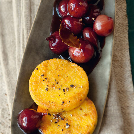 Portwein-Schalotten mit Pfeffer-Polenta Portwein-Schalotten mit Pfeffer-Polenta