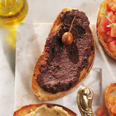 Brotscheiben mit Olivencreme Brotscheiben mit Olivencreme