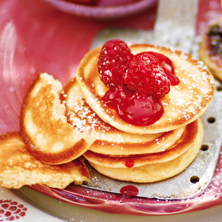 Sauerrahmpfannkuchen mit marinierten Himbeeren Sauerrahmpfannkuchen mit marinierten Himbeeren