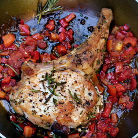 Rosmarin-Koteletts mit Tomaten-Oliven-Füllung Rosmarin-Koteletts mit Tomaten-Oliven-Füllung