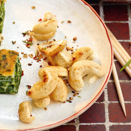 Geröstete Nüsse mit Knoblauch, Peperoni und Rosmarin Geröstete Nüsse mit Knoblauch, Peperoni und Rosmarin