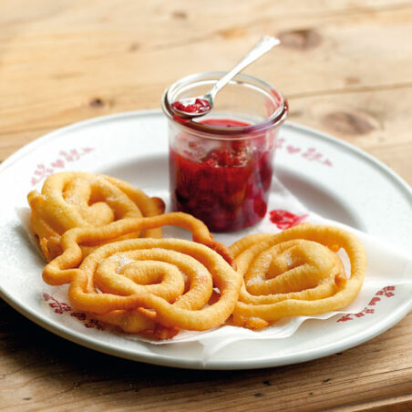 Strauben mit Preiselbeeren Strauben mit Preiselbeeren
