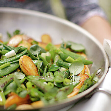 Frühkartoffelpfanne mit Zuckerschoten Frühkartoffelpfanne mit Zuckerschoten