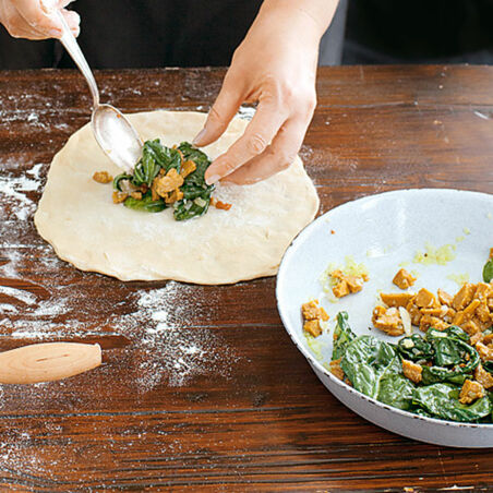 Polnische Piroggen mit Spinat-»Bratwurst«-Füllung Polnische Piroggen mit Spinat-»Bratwurst«-Füllung