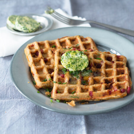 Speckwaffeln mit Kräuterbutter Speckwaffeln mit Kräuterbutter