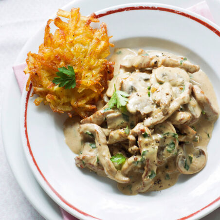 Klassisches Zürcher Geschnetzeltes serviert mit Rösti Zürcher Geschnetzeltes