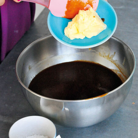 Macadamia-Schokoladen-Torte mit Salzkaramell Macadamia-Schokoladen-Torte mit Salzkaramell