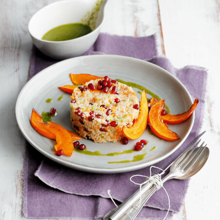 Granatapfel-Nuss-Couscous mit gebratenen Kürbisspalten Granatapfel-Nuss-Couscous mit gebratenen Kürbisspalten