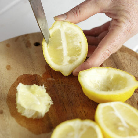Zitronenparfait in der Frucht