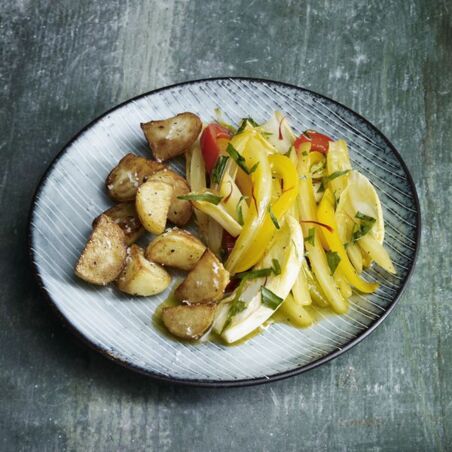 GESCHMORTES SAFRANGEMÜSE MIT RÖSTKARTOFFELN GESCHMORTES SAFRANGEMÜSE MIT RÖSTKARTOFFELN