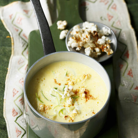 Käse-Mais-Suppe mit Chili-Popcorn