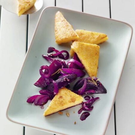 Polentaschnitten mit Rote-Bete-Zwiebeln Polentaschnitten mit Rote-Bete-Zwiebeln