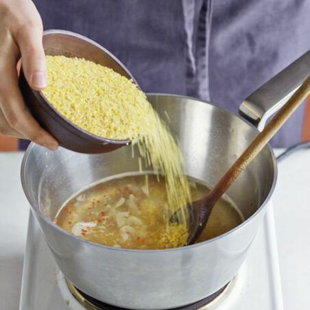 Gefüllte Bulgur-Oliven-Paprika mit Tomatensauce Gefüllte Bulgur-Oliven-Paprika mit Tomatensauce