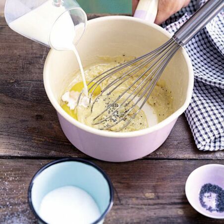 Weißes Schoko-Soufflé mit Physalissauce Weißes Schoko-Soufflé mit Physalissauce