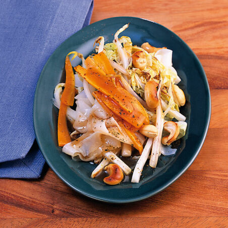 Asia-Nudelpfanne mit Chinakohl Asia-Nudelpfanne mit Chinakohl
