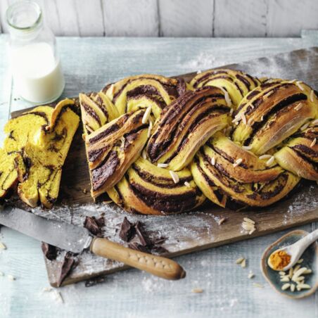 Goldener Hefezopf mit Schokofüllung Goldener Hefezopf mit Schokofüllung