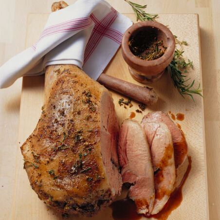 Rosa gebratene Lammkeule mit Rosmarin und Orangen Rosa gebratene Lammkeule mit Rosmarin und Orangen