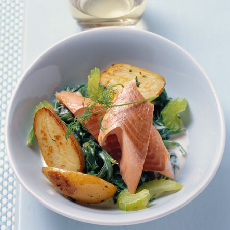 Lachsforelle mit Wacholder, Lorbeer und jungem Spinat Lachsforelle mit Wacholder, Lorbeer und jungem Spinat