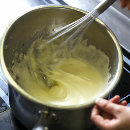 Gratinierte Banane in ihrer eigenen Schale mit Kokosmilkshake
