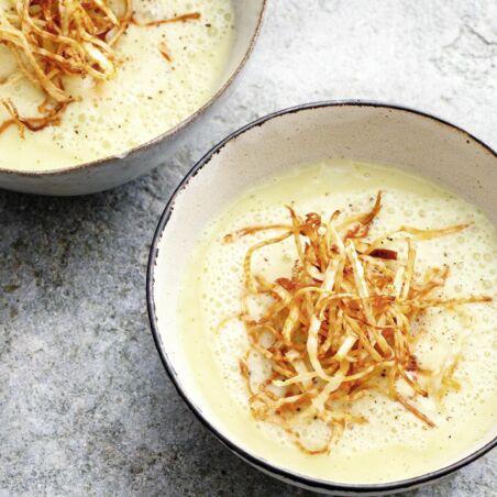 Cremesuppe mit frittierten Selleriesticks Cremesuppe mit frittierten Selleriesticks