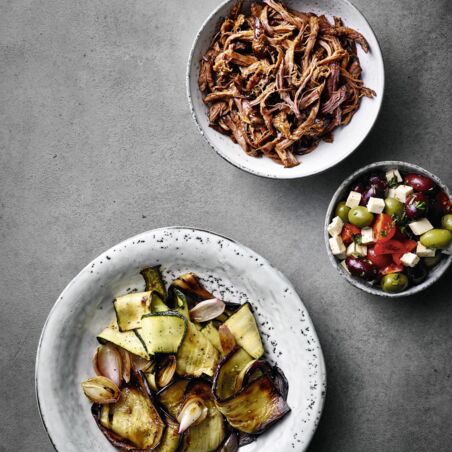 Gezupftes Wildschwein mit Antipasti und Hirtensalat Gezupftes Wildschwein mit Antipasti und Hirtensalat