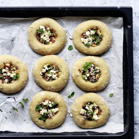 Bialys mit Zwiebel und Feta Bialys mit Zwiebel und Feta
