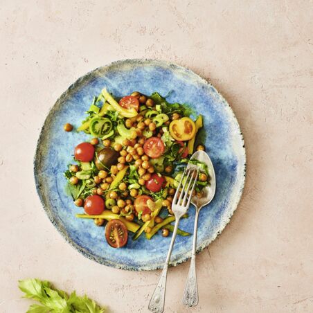 Tomaten-Paprika-Salat mit gerösteten Kichererbsen Tomaten-Paprika-Salat mit gerösteten Kichererbsen