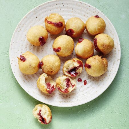 Krapfen mit Erdbeerfüllung Krapfen mit Erdbeerfüllung