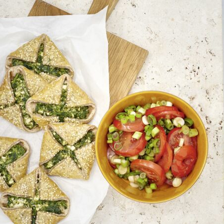 Börektaschen mit Tomatensalat Börektaschen mit Tomatensalat