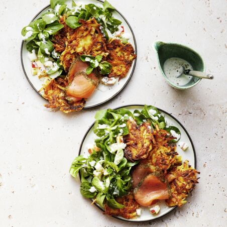 Sauerkraut-Puffer mit Feldsalat und Lachs Sauerkraut-Puffer mit Feldsalat und Lachs