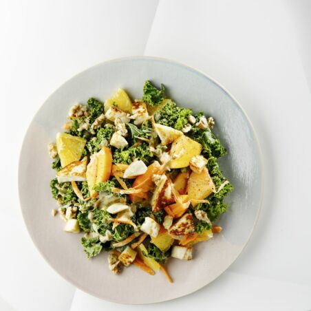 Grünkohlsalat mit Sharon und Halloumi Grünkohlsalat mit Sharon und Halloumi