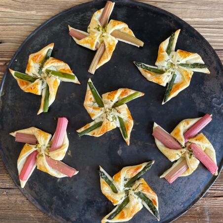 Blätterteig-Windräder mit Rhabarber und Spargel Blätterteig-Windräder mit Rhabarber und Spargel