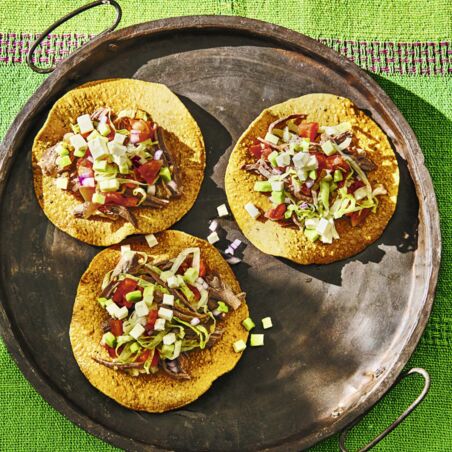 Rindfleisch-Tostadas mit Salat Rindfleisch-Tostadas mit Salat