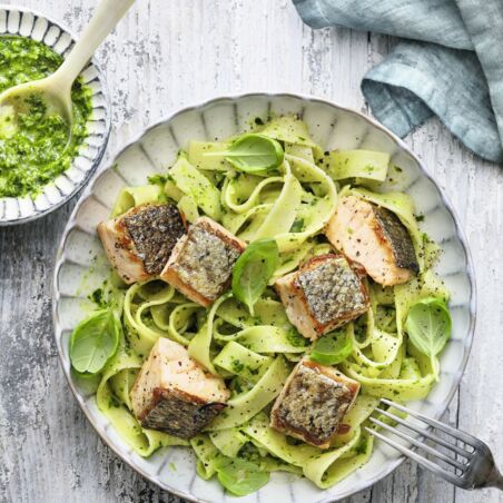 Lachsforelle mit Tagliatelle und Pesto Lachsforelle mit Tagliatelle und Pesto