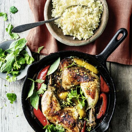 Hühnerkeulen mit Paprika und Safranreis Hühnerkeulen mit Paprika und Safranreis
