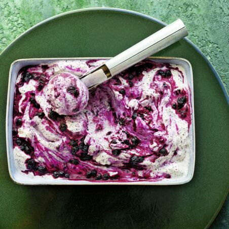 Joghurt-Mohn-Eis mit Heidelbeeren Joghurt-Mohn-Eis mit Heidelbeeren