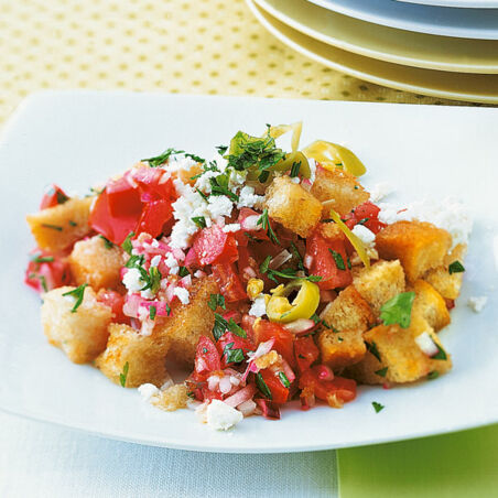 Brotsalat mit Tomaten und Schafkäse Brotsalat mit Tomaten und Schafkäse