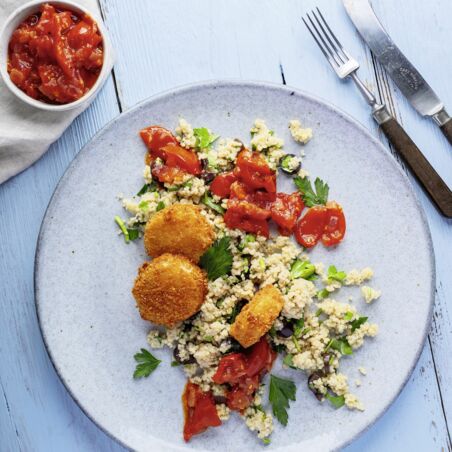 Panko-Rettich mit Oliven-hirse und Tomaten-Zwiebel-Confit Panko-Rettich mit Oliven-hirse und Tomaten-Zwiebel-Confit