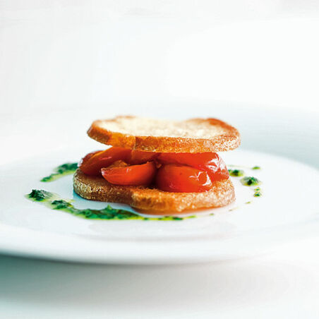 Caprese-Türmchen mit Crostini-Chips Caprese-Türmchen mit Crostini-Chips