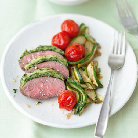 Lamm mit Kräuterkruste und Zucchini-Gemüse Lamm mit Kräuterkruste und Zucchini-Gemüse