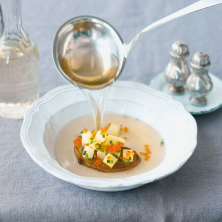 Kartoffel-Consommé mit Kaviar Kartoffel-Consommé mit Kaviar