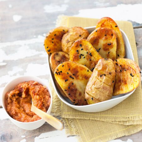 Tomaten-Hummus mit Ofenkartoffeln Tomaten-Hummus mit Ofenkartoffeln