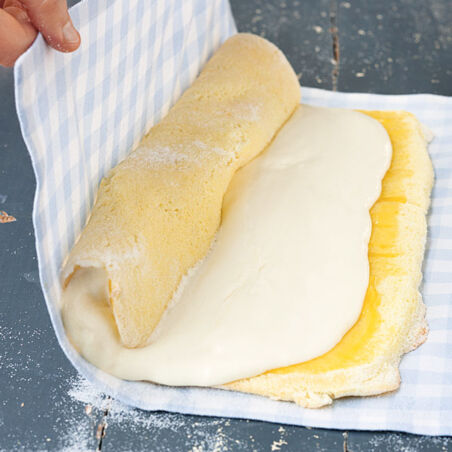 Zitronen-Biskuitrolle Zitronen-Biskuitrolle