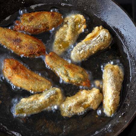 Gefüllte Grill-Jalapeños mit Pfirsich-Ingwer-Salsa Gefüllte Grill-Jalapeños mit Pfirsich-Ingwer-Salsa