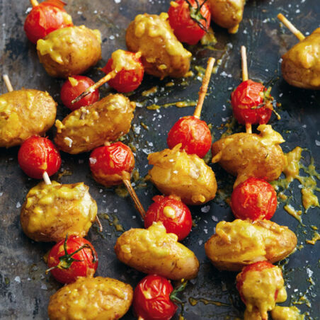 Kartoffelspieße mit Currysahne