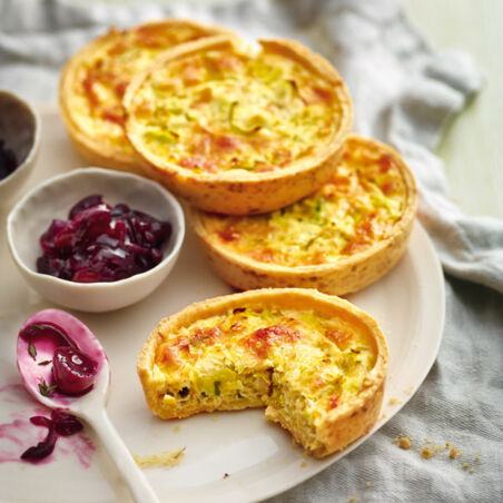 Lauch-Käse-Tarteletts mit Zwiebelkonfitüre Lauch-Käse-Tarteletts mit Zwiebelkonfitüre